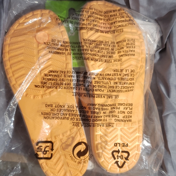 NWT Womens Croc flip flops - Picture 3 of 3
